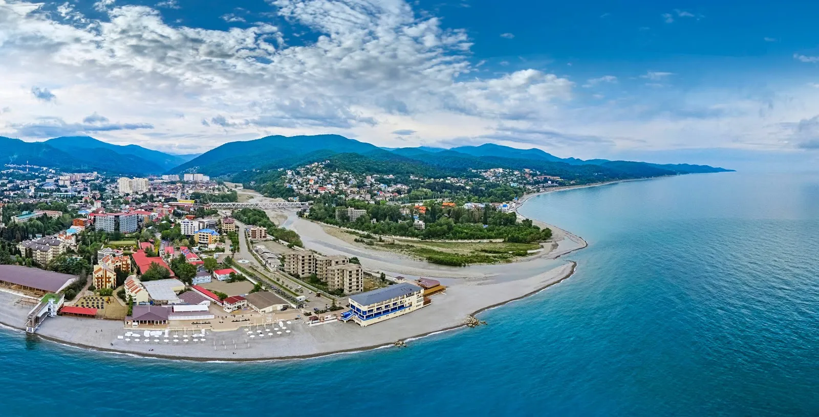Какие преимущества отдыха в Лазаревском перед Крымом можно подчеркнуть